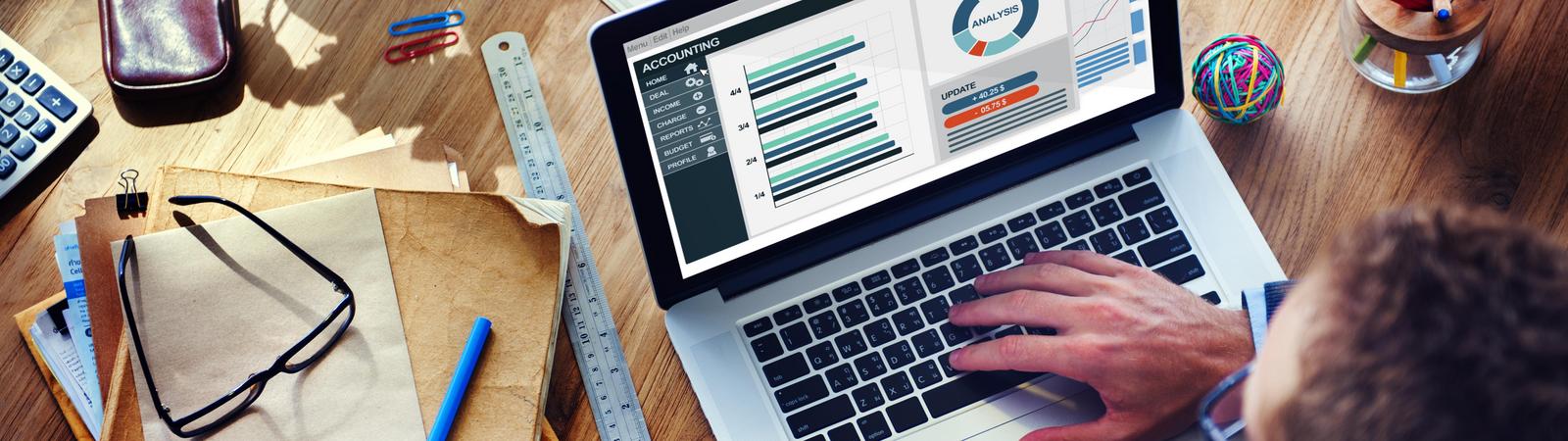 Mann arbeitet am Laptop