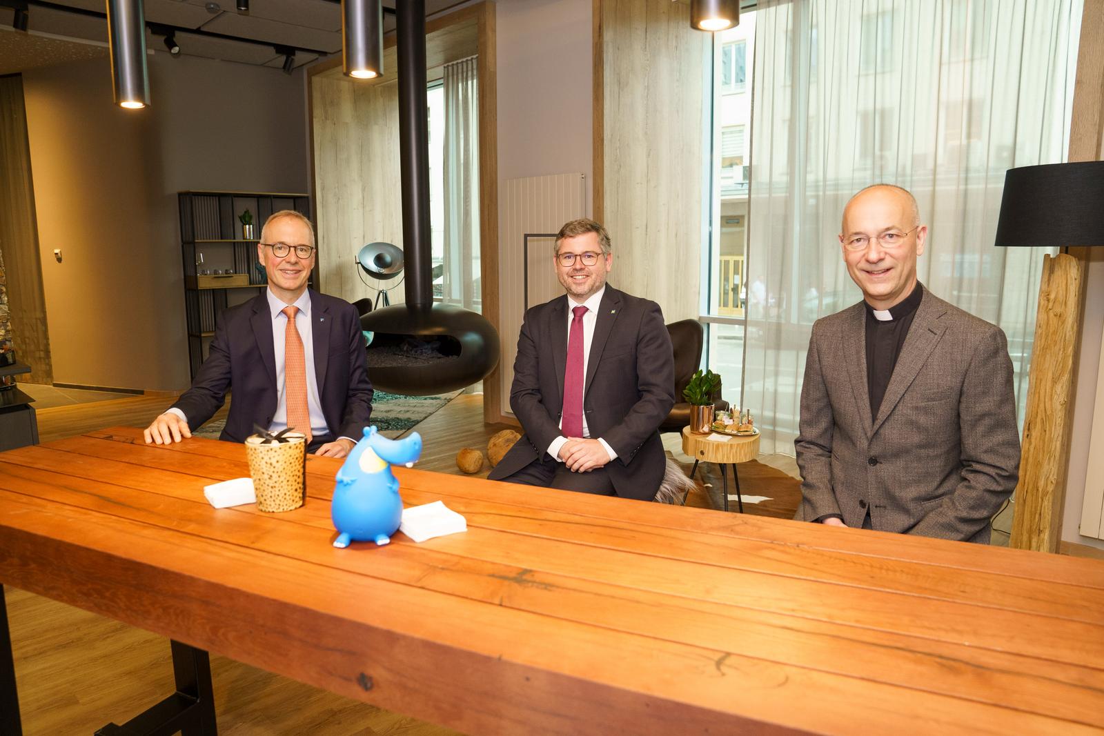HYPO NOE Vorstand Wolfgang Viehauser, Landesrat Ludwig Schleritzko und Dompfarrer Toni Faber in der neu gestalteten Filiale in der Wipplingerstraße