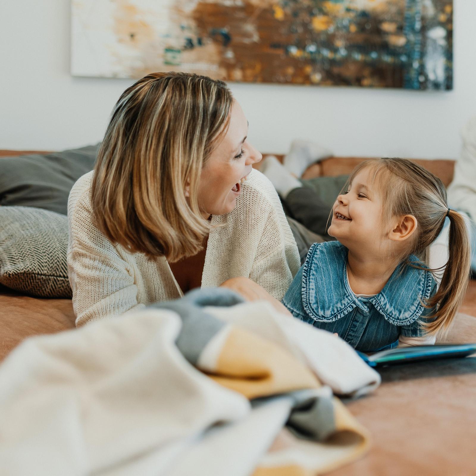 Vater, Mutter und Kinder auf Couch