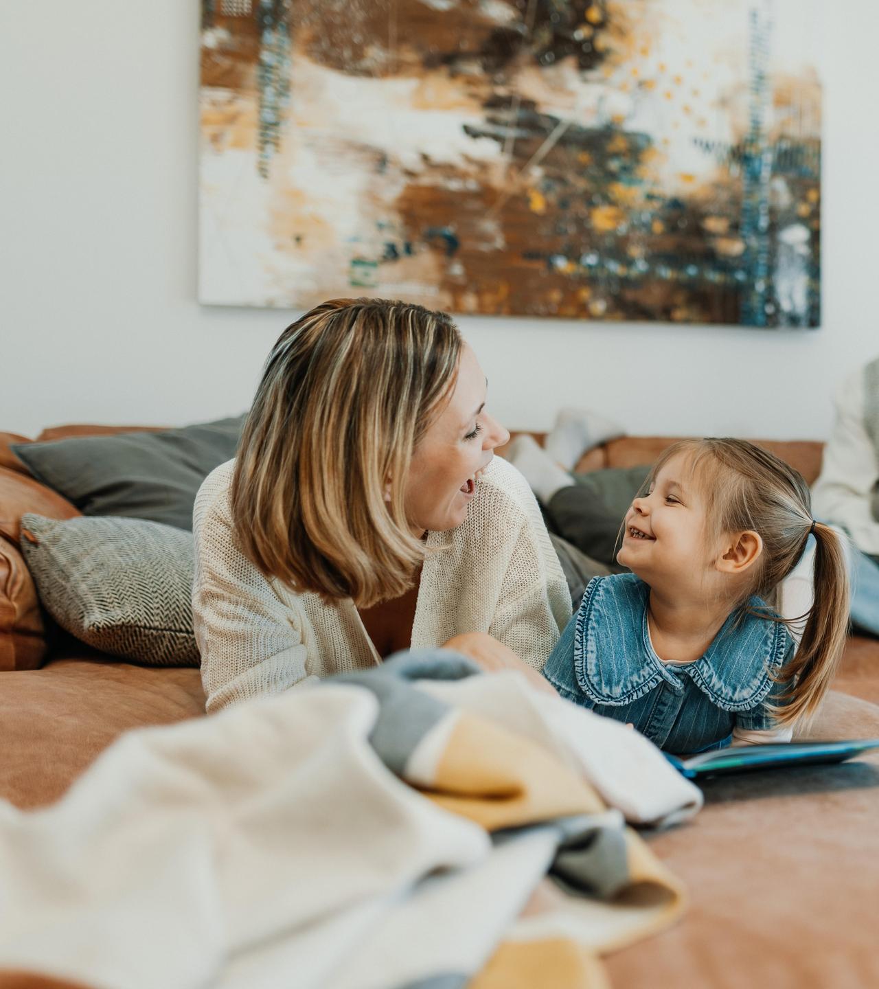 Mutter und Tochter lachen sich an