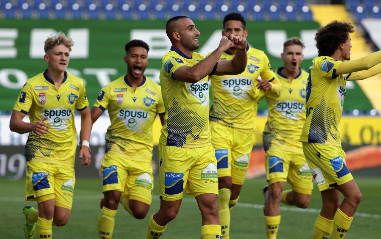 Jubelnde SKN Spieler am Spielfeld