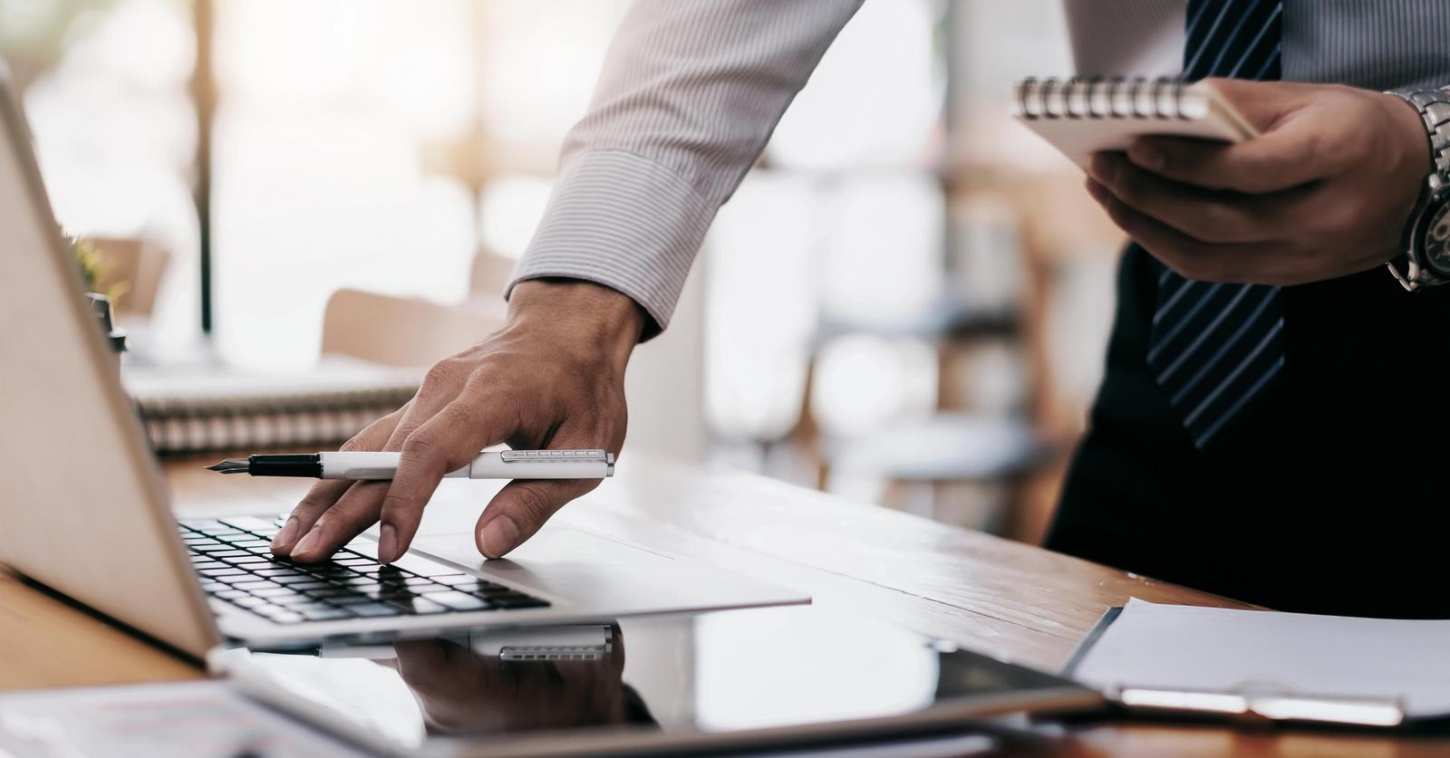 Ein Geschäftsmann berechnet seine Finanzierungsoptionen