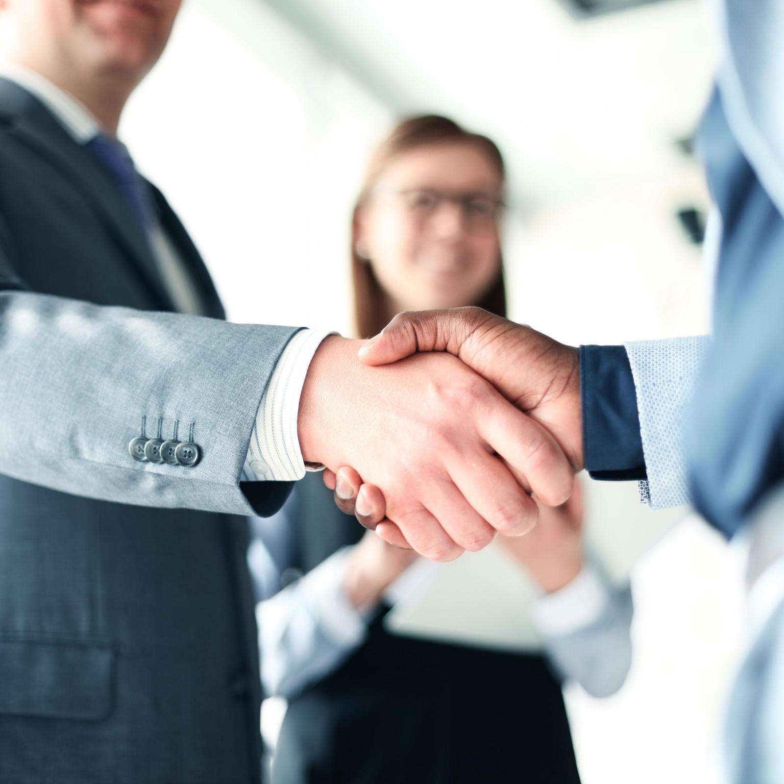 Handschlag zwischen Premium Banking Kundenberater der HYPO NOE und einem Kunden