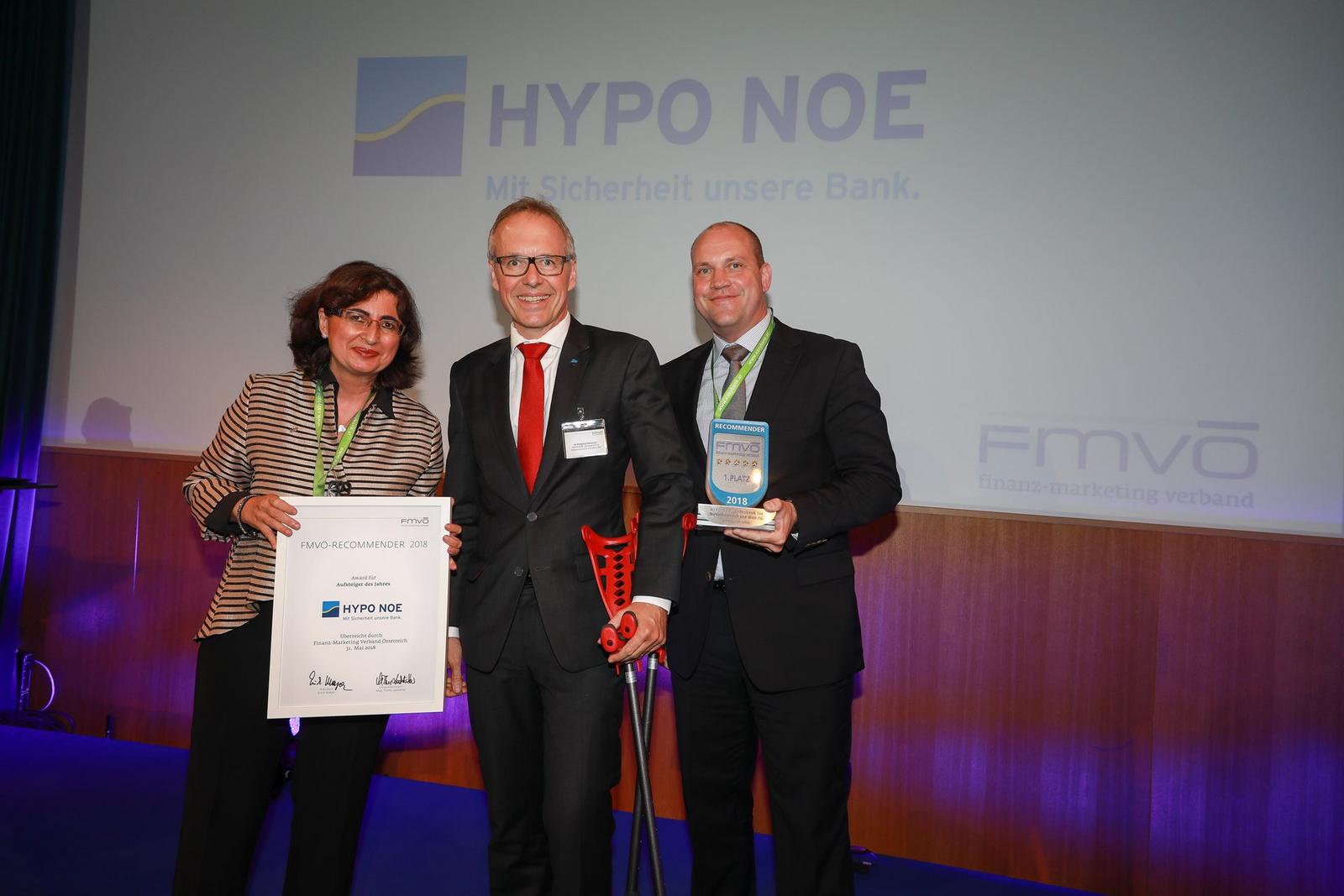 HYPO NOE Vorstand Wolfgang Viehauser erhält von FMVÖ-Vorstandsmitgliedern Astrid Valek (l.) und Markus Ott die Urkunde verliehen.