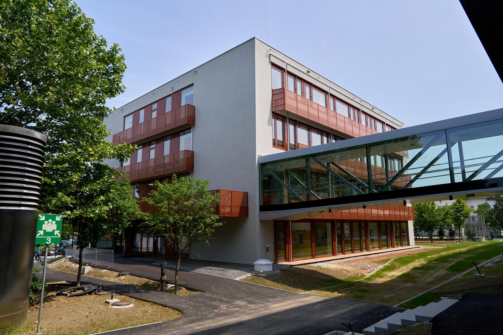 mehrstöckiges modernes Gebäude mit Verbindungstrakt zu einem weiteren Gebäude