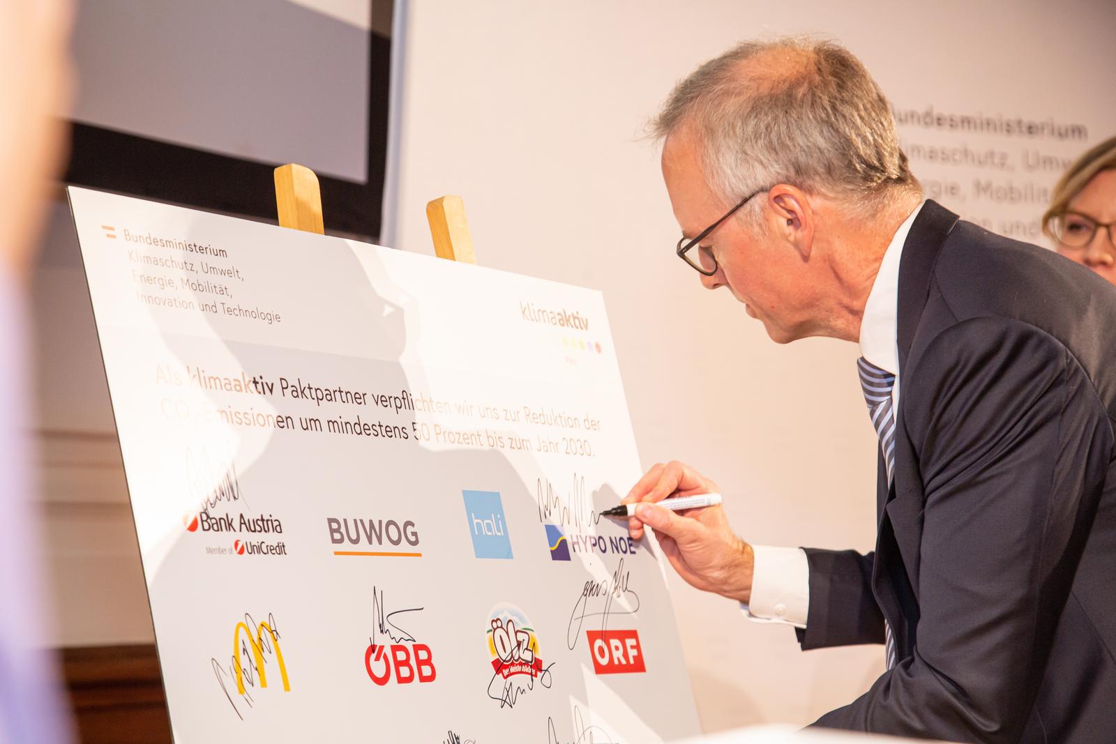 HYPO NOE Vorstand Wolfgang Viehauser beim Unterzeichnen