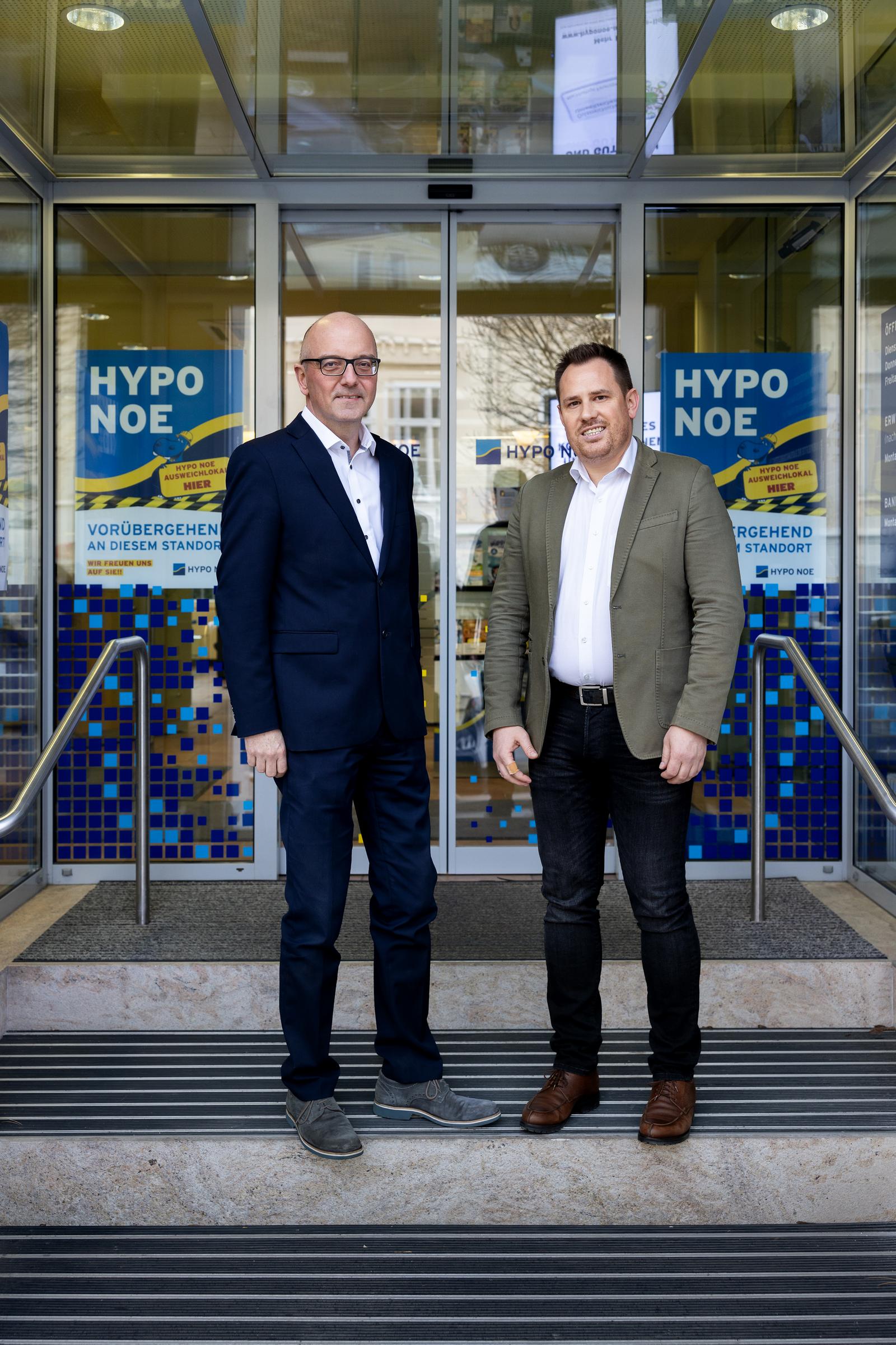 Regionalleiter Thomas Partel und Filialleiter Martin Fangl vor der Filiale am Marktplatz.