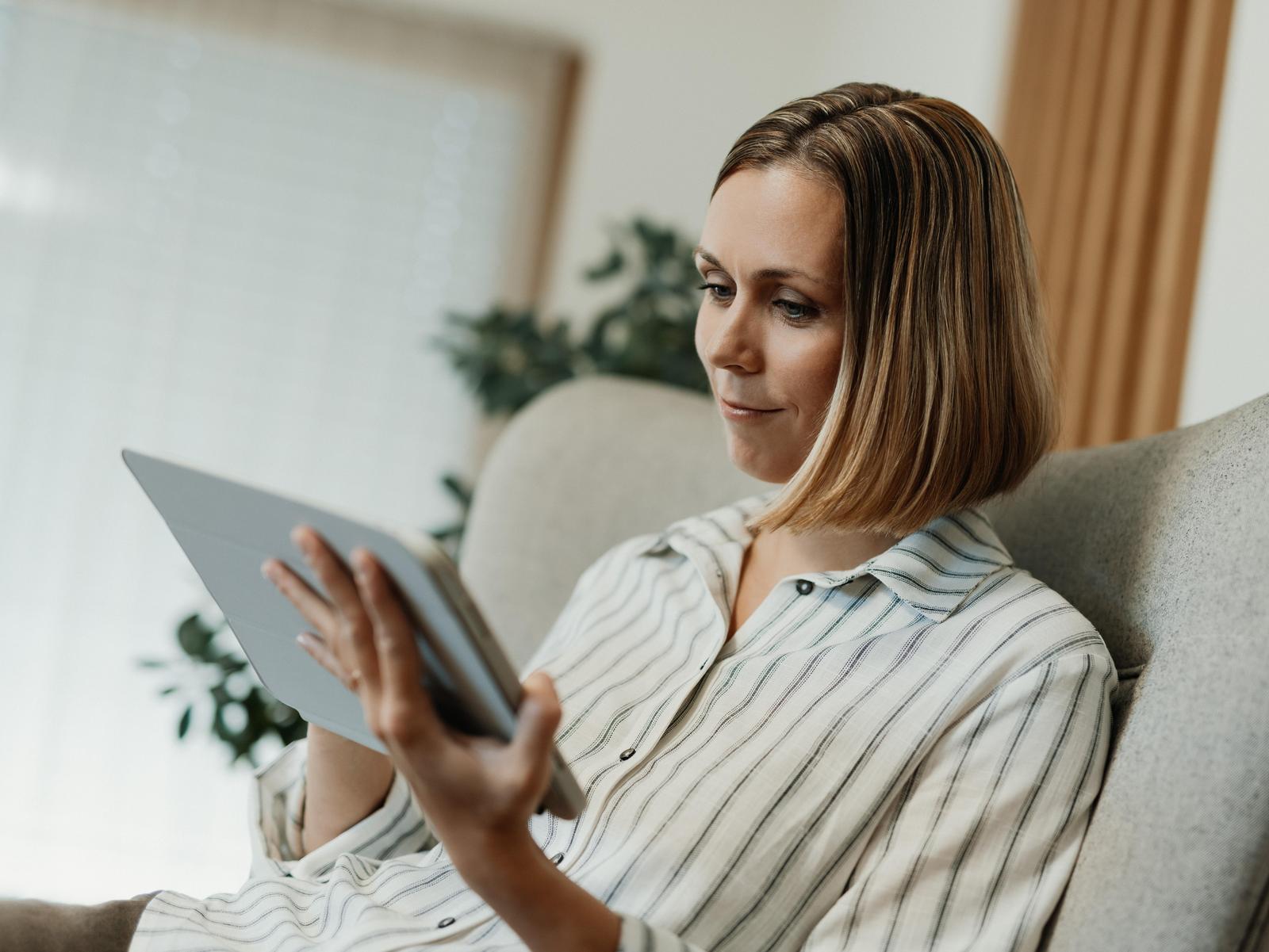 Frau schaut auf Tablet