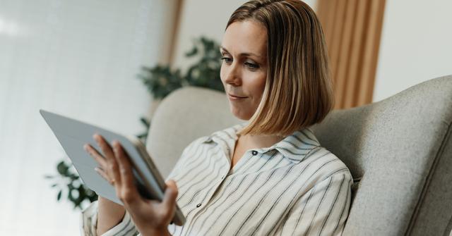 Frau schaut auf Tablet