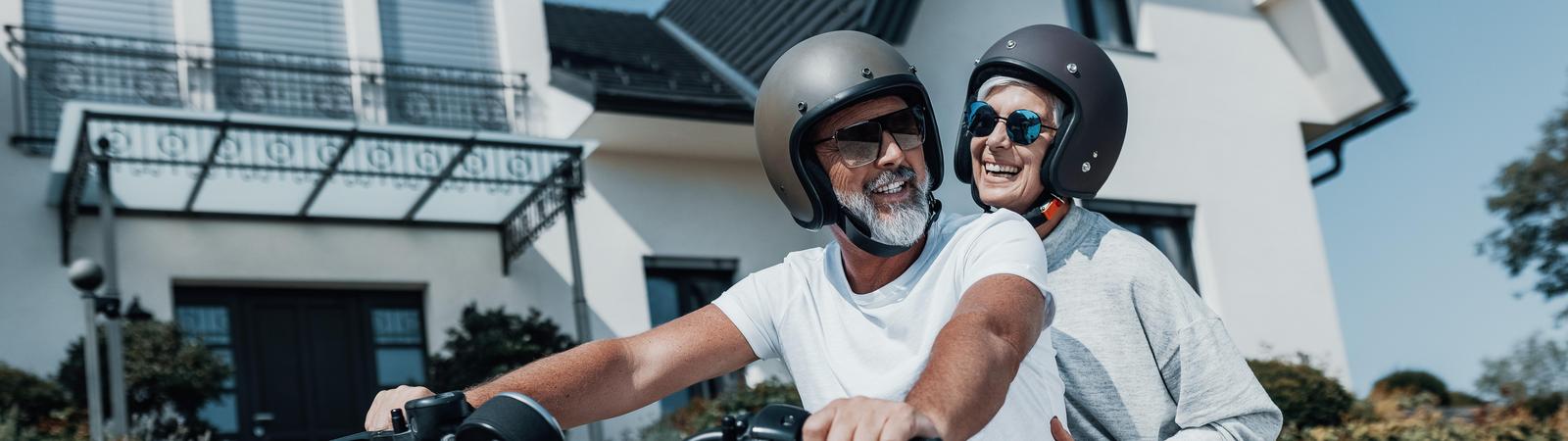 zwei Personen auf Motorrad