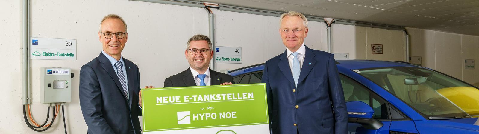 Wolfgang Viehauser, Ludwig Schleritzko und Udo Birkner nehmen die neuen E-Tankstellen in Betrieb