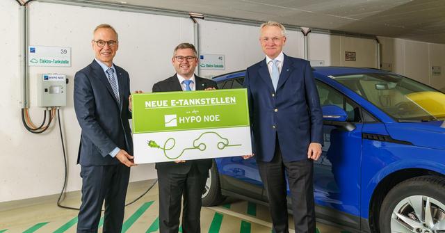 Wolfgang Viehauser, Ludwig Schleritzko und Udo Birkner nehmen die neuen E-Tankstellen in Betrieb