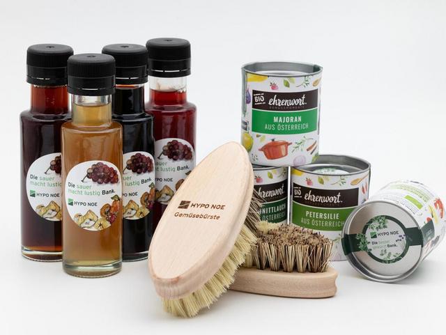 Stillleben mit drei kleine Fläschchen mit Essig, zwei Bürste, drei Dosen mit Gewürzen