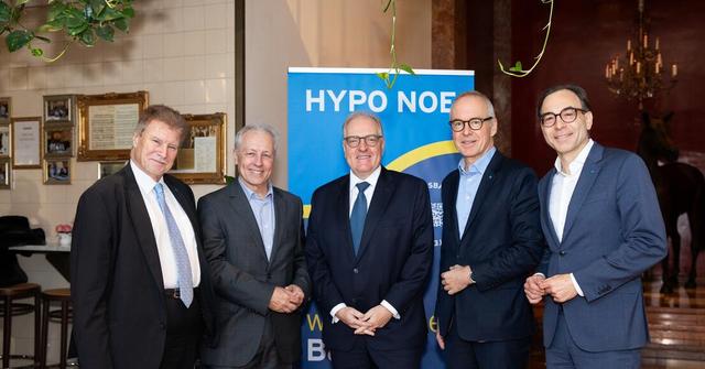 Fünf Männer in Anzug und Krawatte stehen vor einem blauen HYPO NOE Rollup.