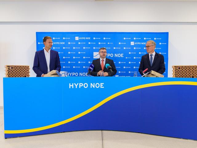 HYPO NOE Vorstand Wolfgang Viehauser, Finanzlandesrat Ludwig Schleritzko, Startup Gründer Werner Seidel