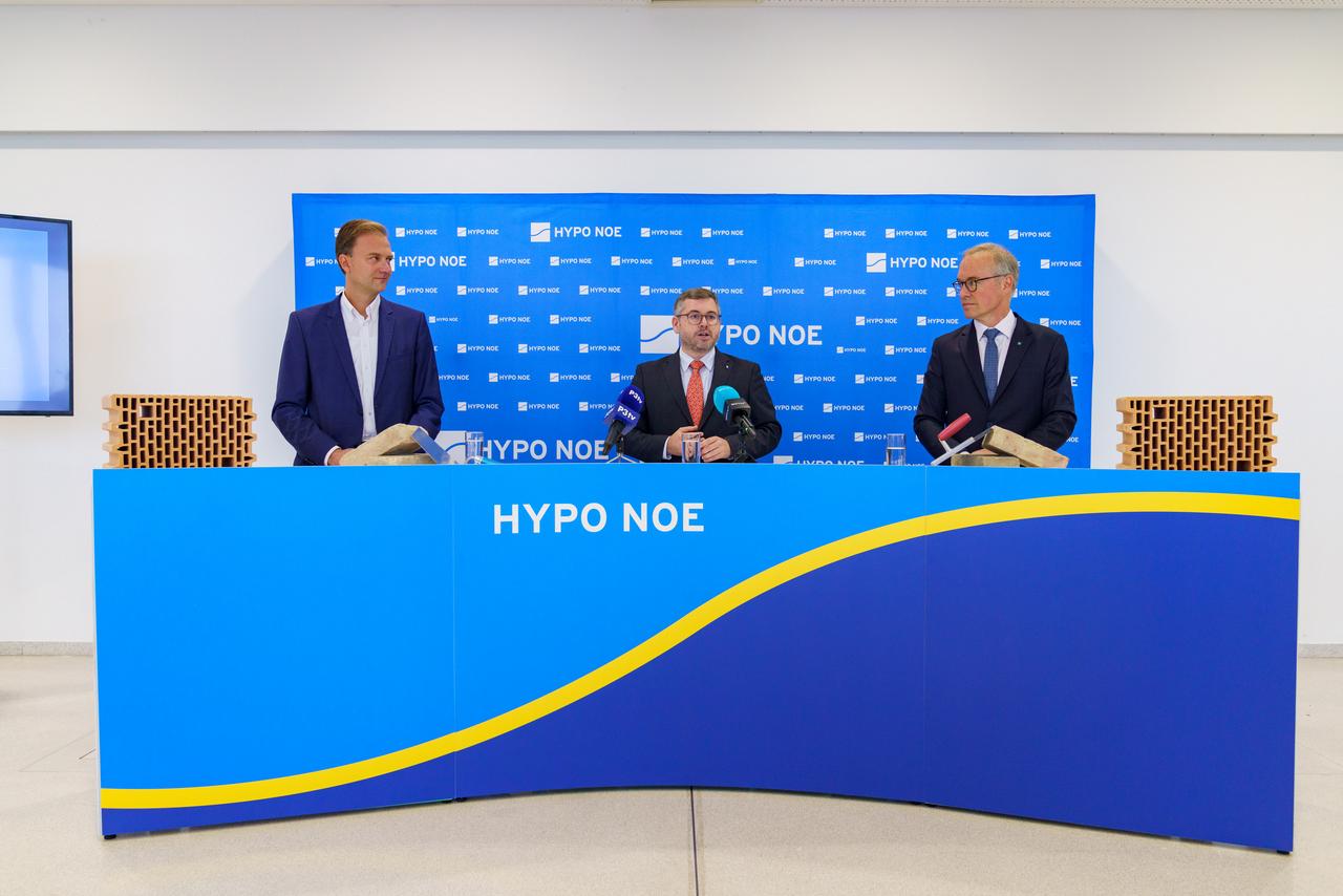 HYPO NOE Vorstand Wolfgang Viehauser, Finanzlandesrat Ludwig Schleritzko, Startup Gründer Werner Seidel