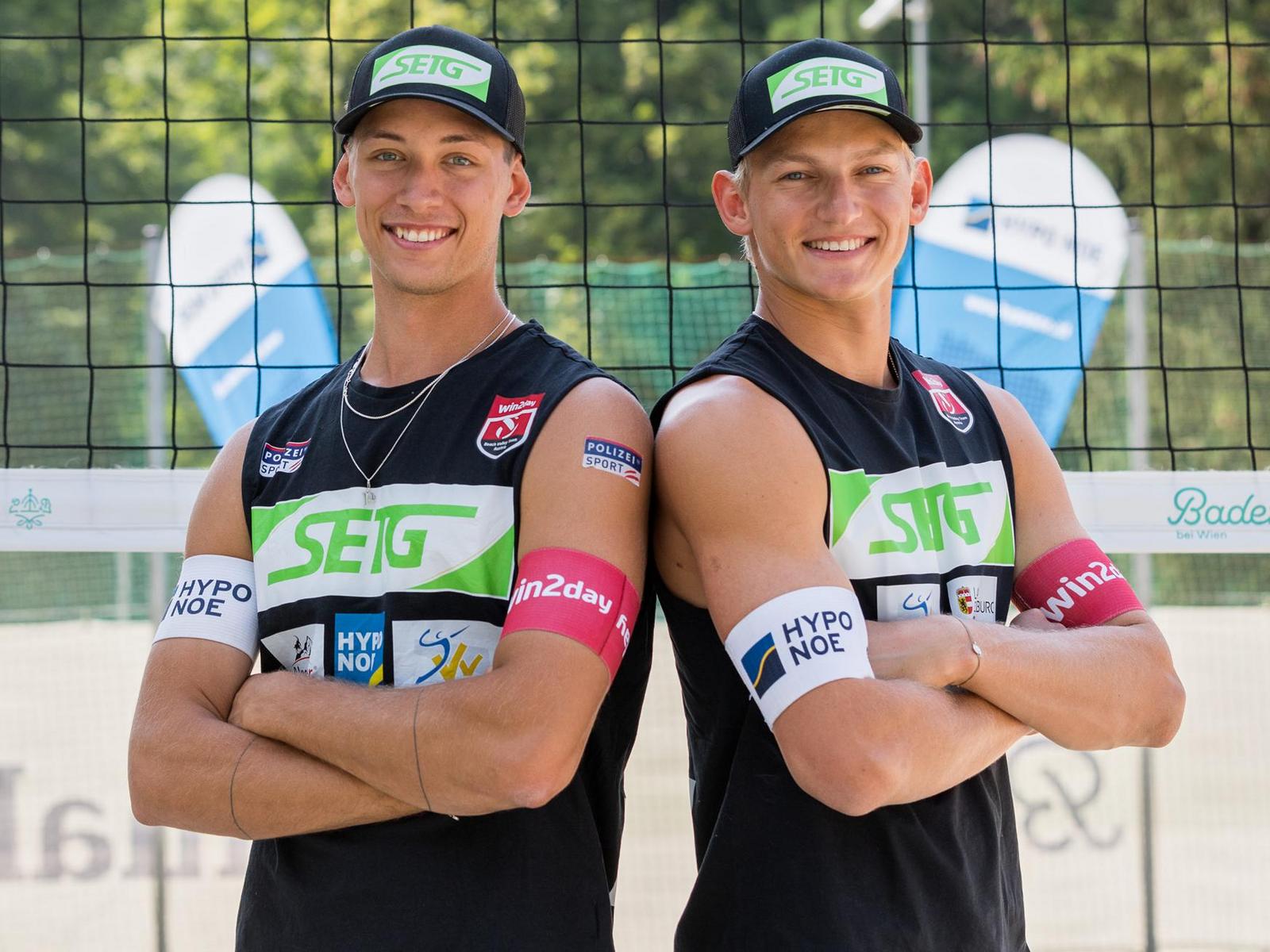 Beachvolleyballteam Pascariuc/Leitner stehen vor dem Netz