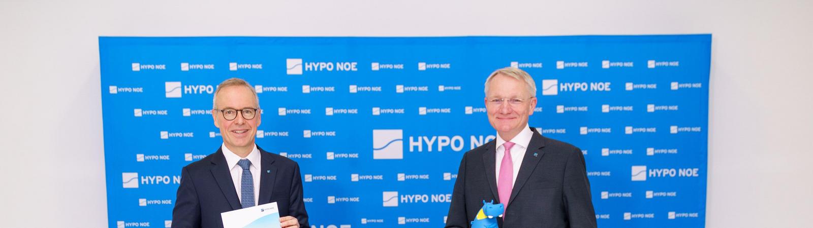 Die HYPO NOE Vorstände Wolfgang Viehauser und Udo Birkner präsentieren den Jahresfinanzbericht 2020