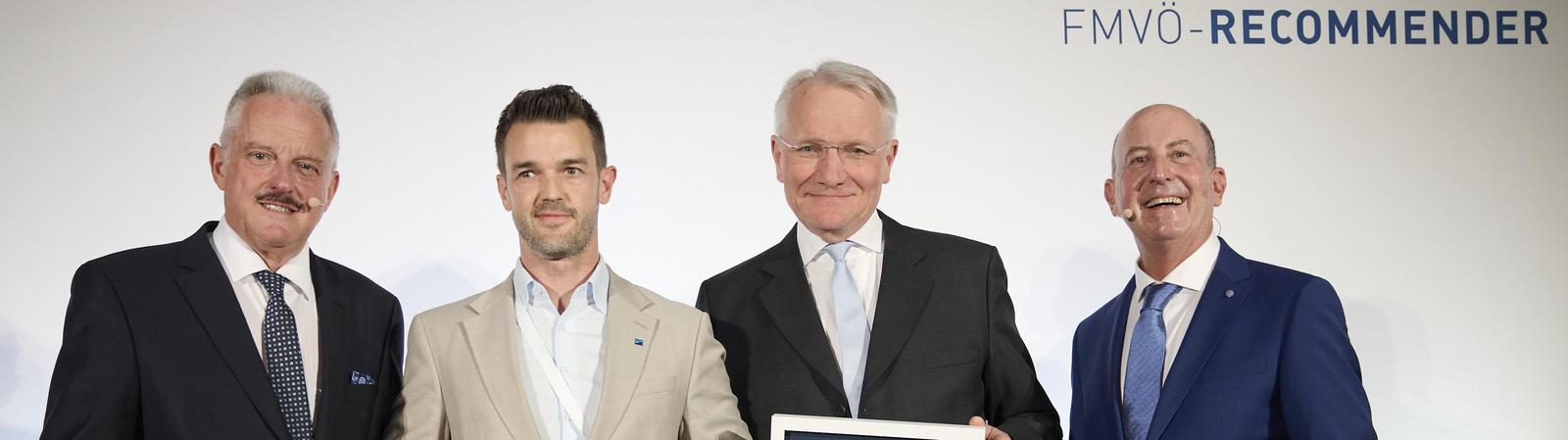 Gruppenbild von vier Männern in Anzug und Krawatte.