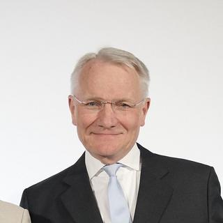 Gruppenbild von vier Männern in Anzug und Krawatte.