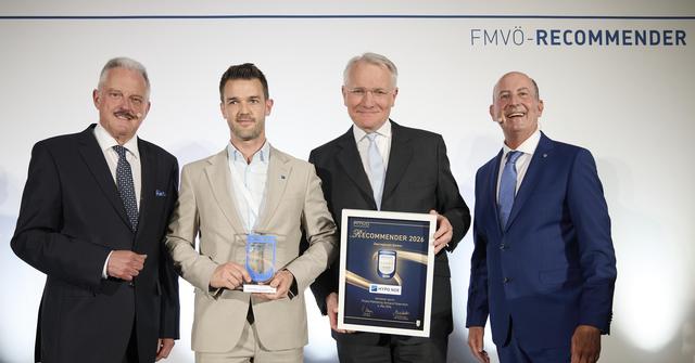 Gruppenbild von vier Männern in Anzug und Krawatte.