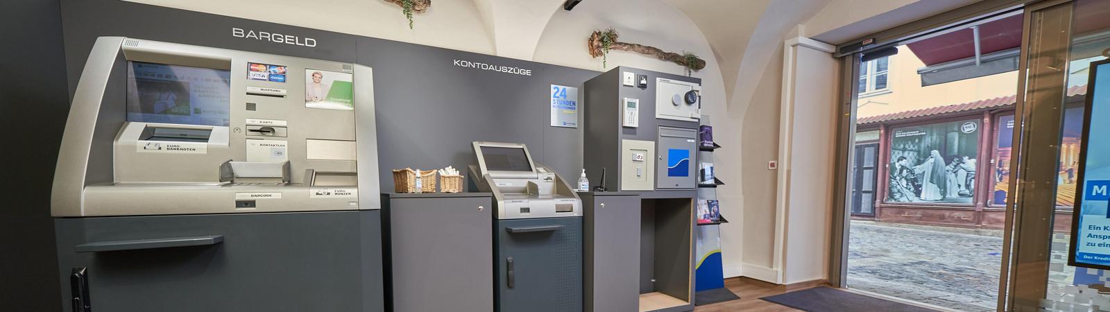 Im Foyer der HYPO NOE Filiale stehen ein Bankomat, ein Kontoauszugsdrucker und ein Tresor.