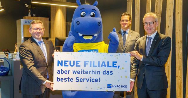 Finanzlandesrat Ludwig Schleritzko, HYPO NOE Vorstand Wolfgang Viehauser und Maskottchen Hippo eröffnen die neue Filiale