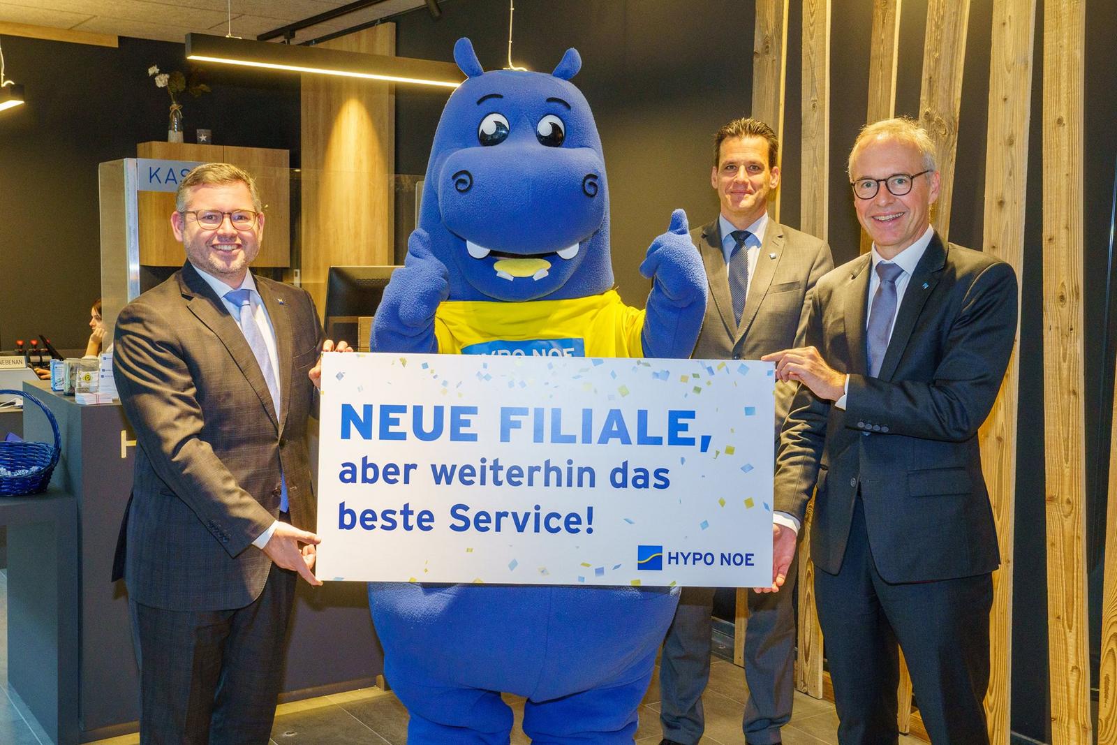 Finanzlandesrat Ludwig Schleritzko, HYPO NOE Vorstand Wolfgang Viehauser und Maskottchen Hippo eröffnen die neue Filiale
