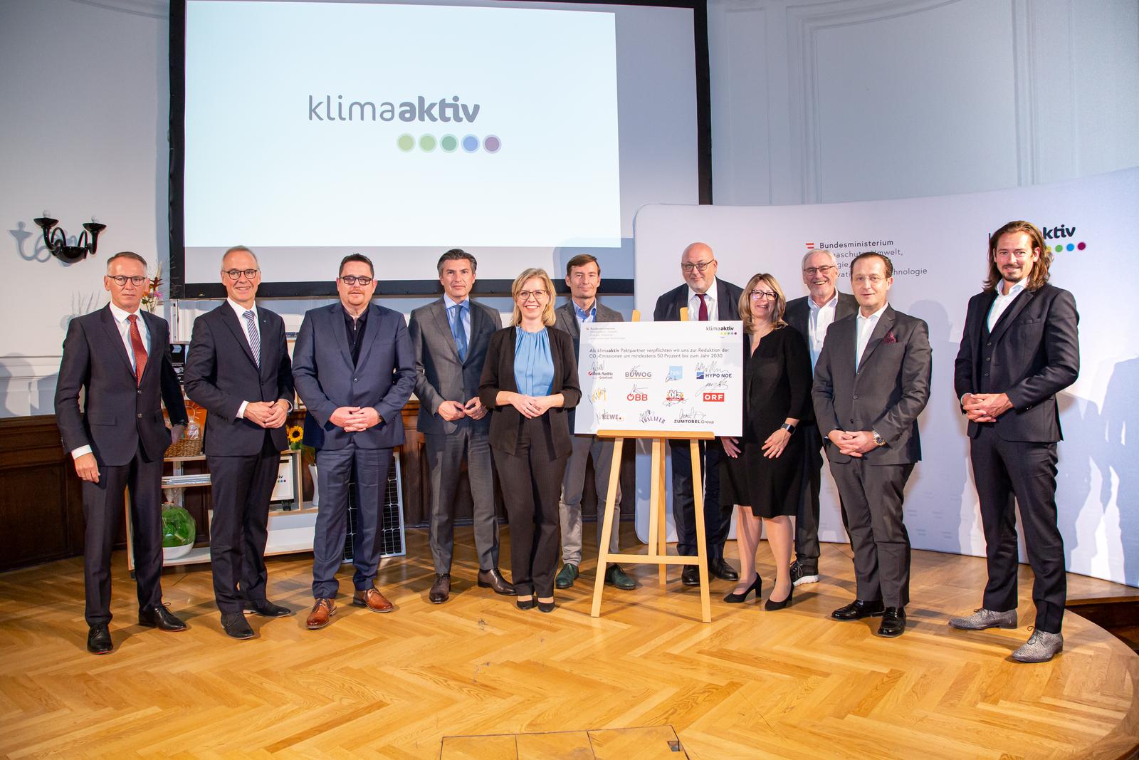 Die Klimaaktiv Partner zusammen mit Bundesministerin Leonore Gewessler