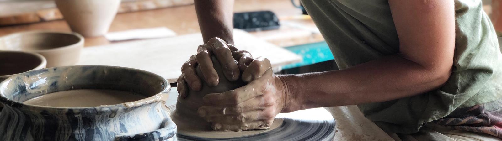 Junge selbstständige Unternehmerin töpfert