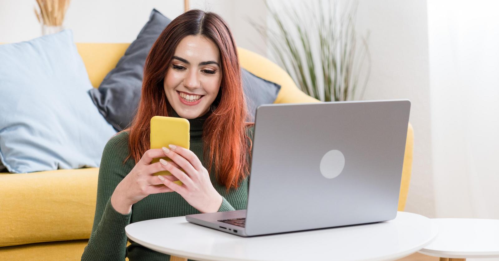 Lächelnde Frau mit Smartphone