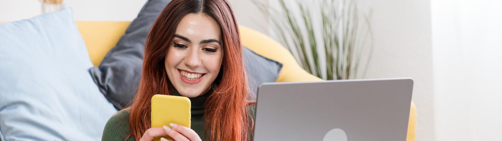 Lächelnde Frau mit Smartphone