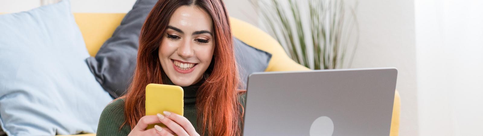 Lächelnde Frau mit Smartphone