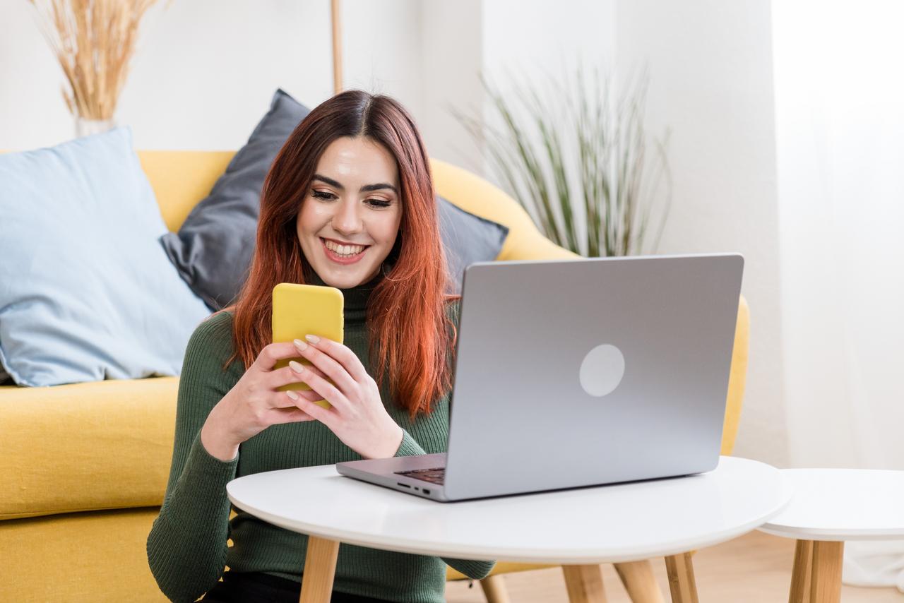 Lächelnde Frau mit Smartphone