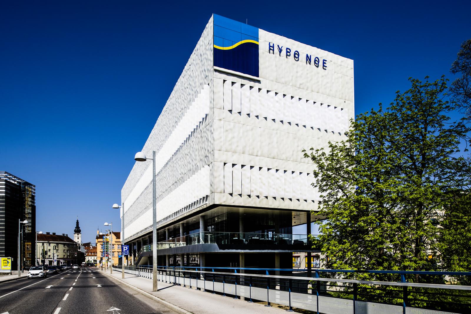 Aussenansicht der Zentrale der HYPO NOE in St. Pölten