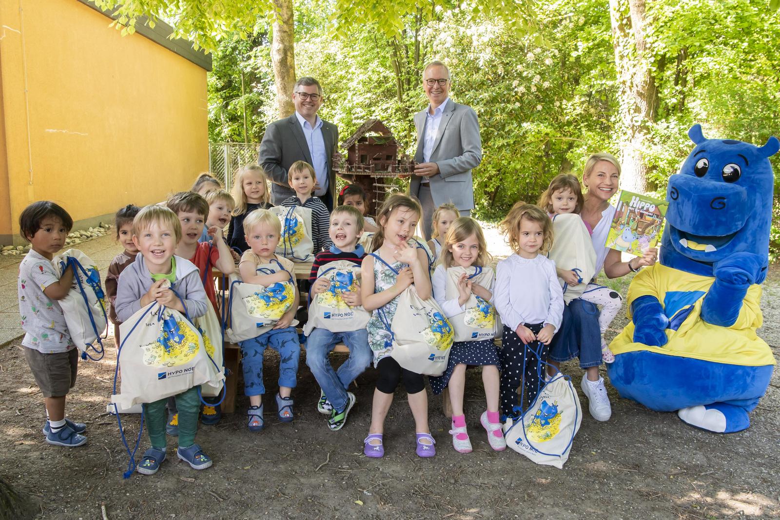 Ludwig Schleritzko, Kristina Sprenger und HYPO NOE Vorstand Wolfgang Viehauser zusammen mit den Kindern des Landeskindergartens Viehofen Gruppe 3