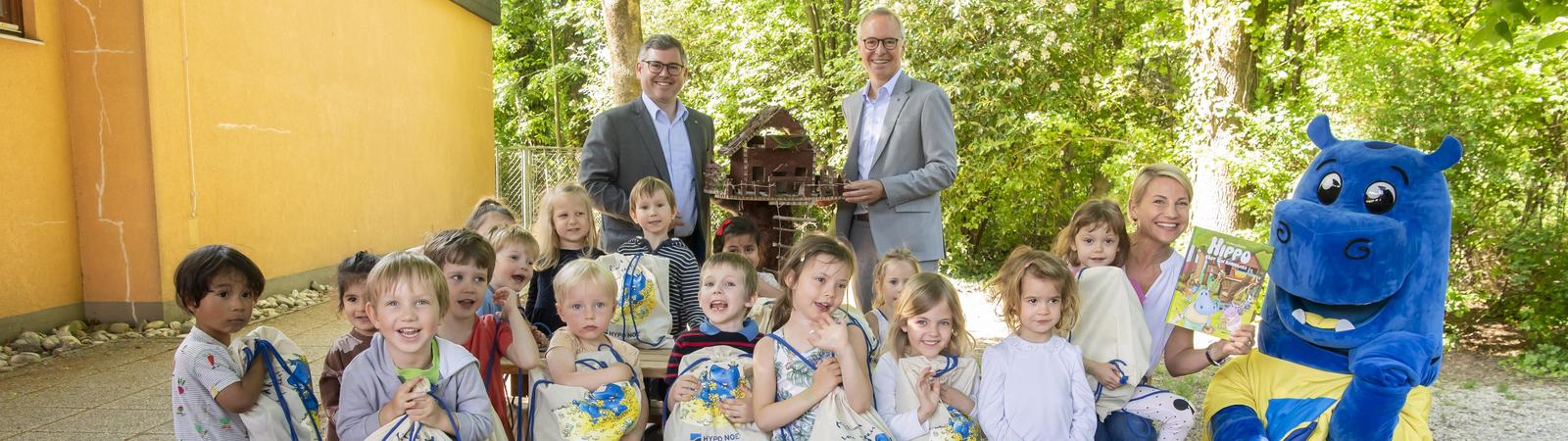 Ludwig Schleritzko, Kristina Sprenger und HYPO NOE Vorstand Wolfgang Viehauser zusammen mit den Kindern des Landeskindergartens Viehofen Gruppe 3
