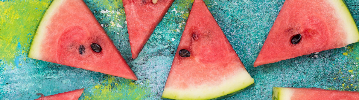 Wassermelonenstücke auf blauem Hintergrund