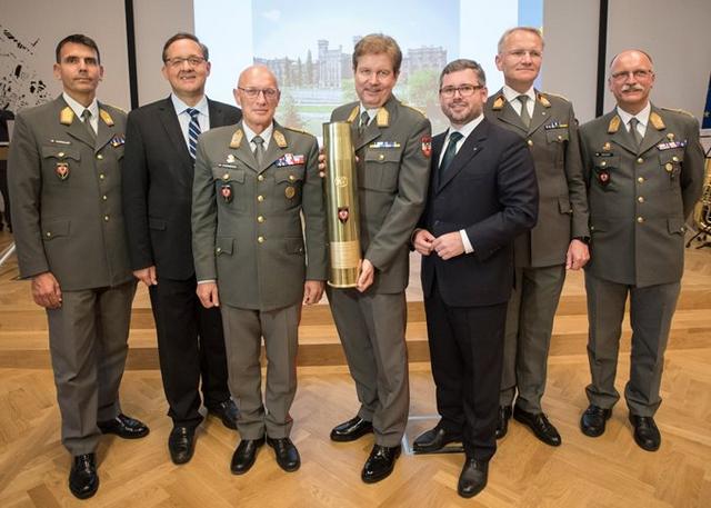 Generaldirektor Dr. Peter Harold und Landesrat Ludwig Schleritzko mit einer Gruppe von Offizieren