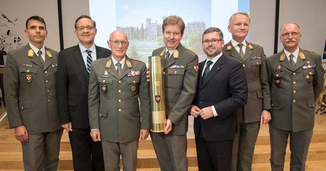 Generaldirektor Dr. Peter Harold und Landesrat Ludwig Schleritzko mit einer Gruppe von Offizieren