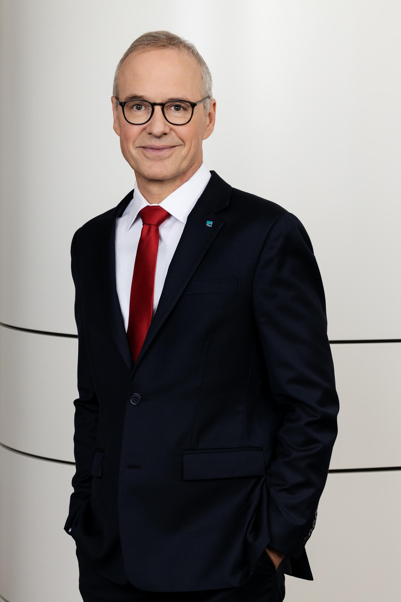 Portrait eines weißen Mannes mittleren Alters in Anzug und Krawatte, er trägt eine Brille: HYPO NOE Vorstand Wolfgang Viehauser