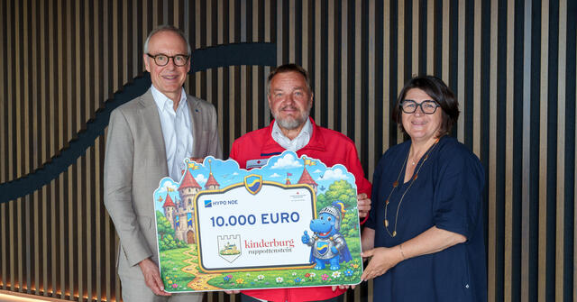 Drei Personen halten einen symbolischen Scheck über 10.000 Euro für die Kinderburg Rappottenstein.