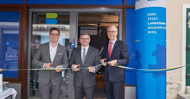 Bürgermeister Patrick Strobl, Landesrat Ludwig Schleritzko und HYPO NOE Vorstand Wolfgang Viehhauser