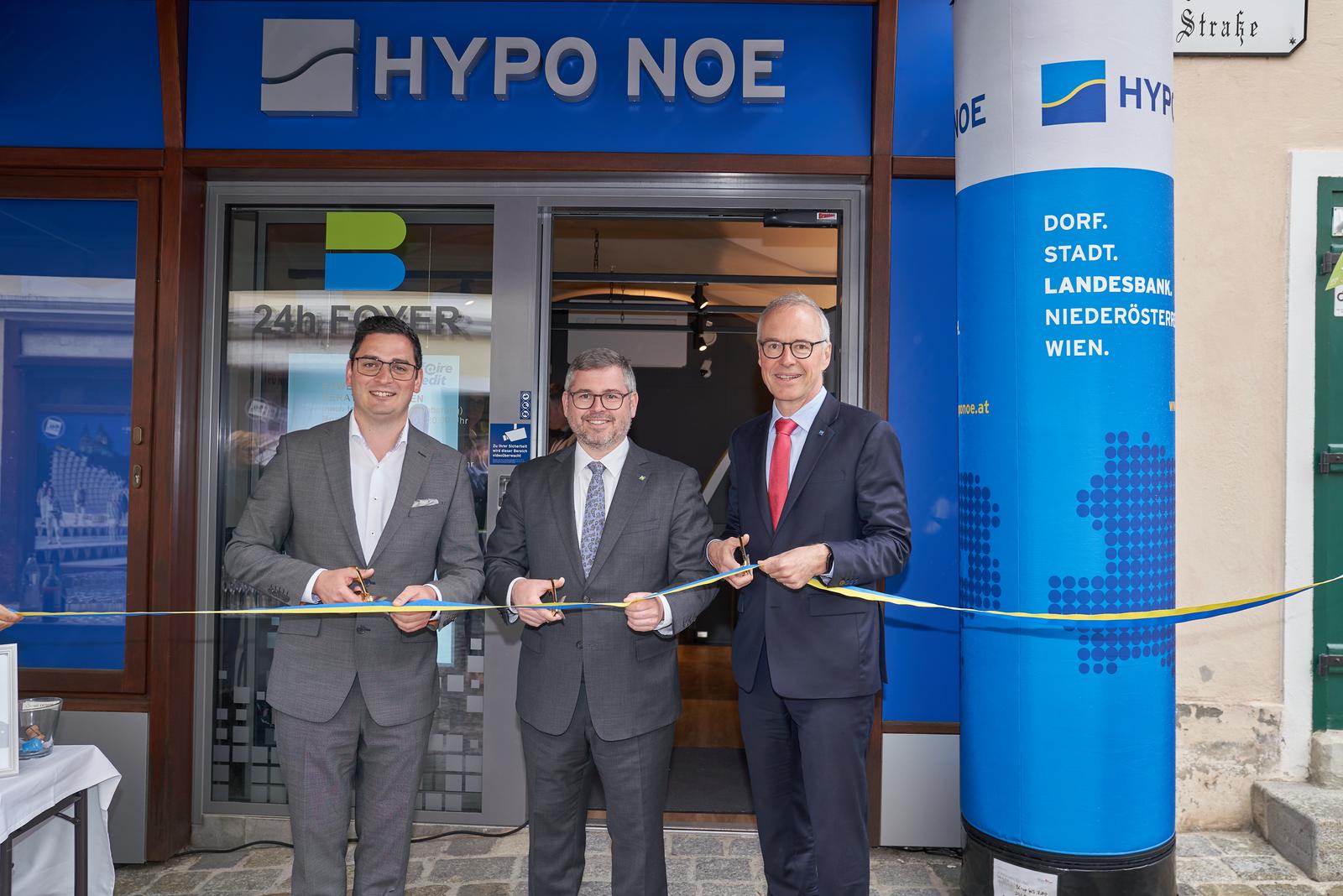 Bürgermeister Patrick Strobl, Landesrat Ludwig Schleritzko und HYPO NOE Vorstand Wolfgang Viehhauser