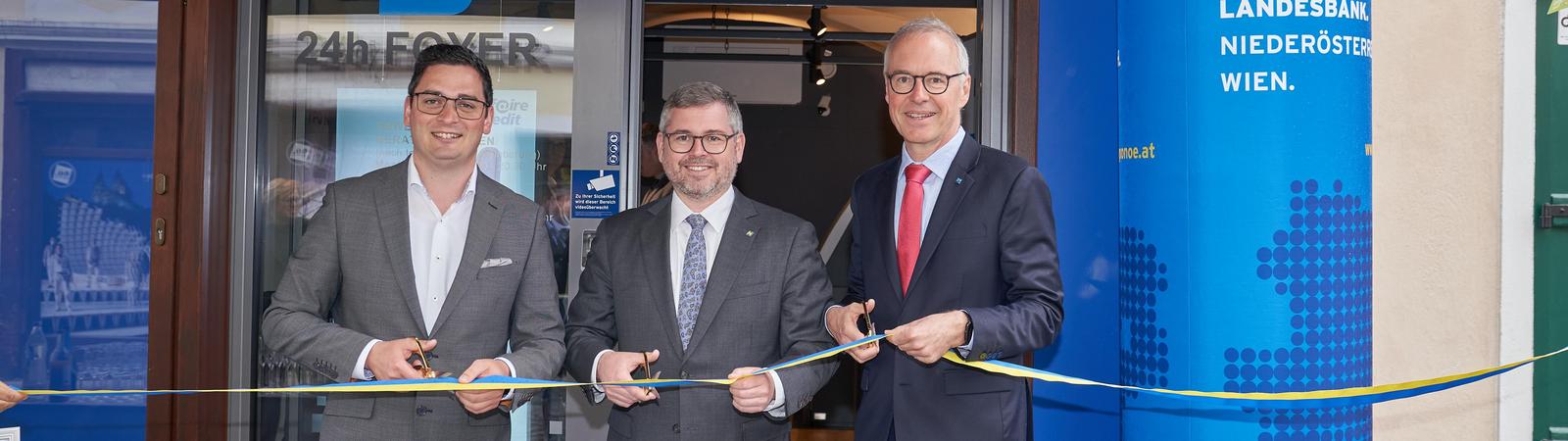 Bürgermeister Patrick Strobl, Landesrat Ludwig Schleritzko und HYPO NOE Vorstand Wolfgang Viehhauser