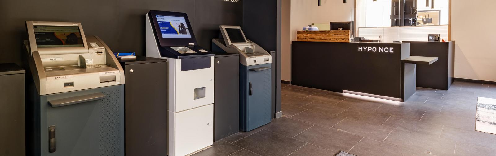 Raum in der Filiale mit geradeaus Schalter und link Hand einem Kontoauszugsdruckern