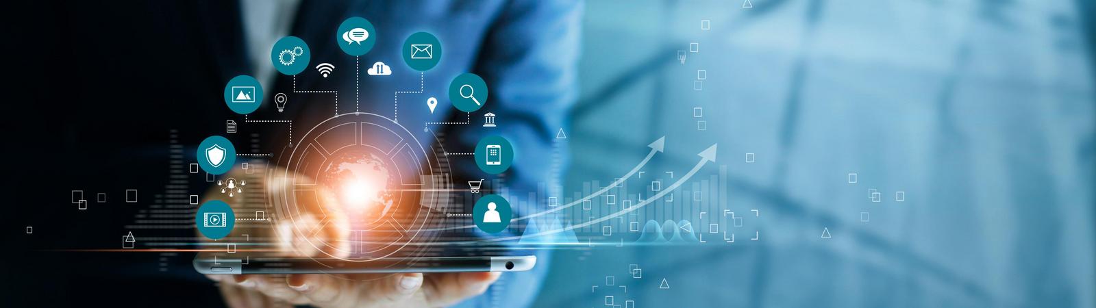 Mann hält Tablet mit Diagrammen