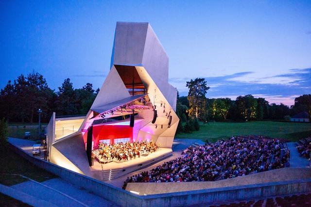 Das Auditorium und der Wolkenturm Grafenegg mit Publikum zur blauen Stunde