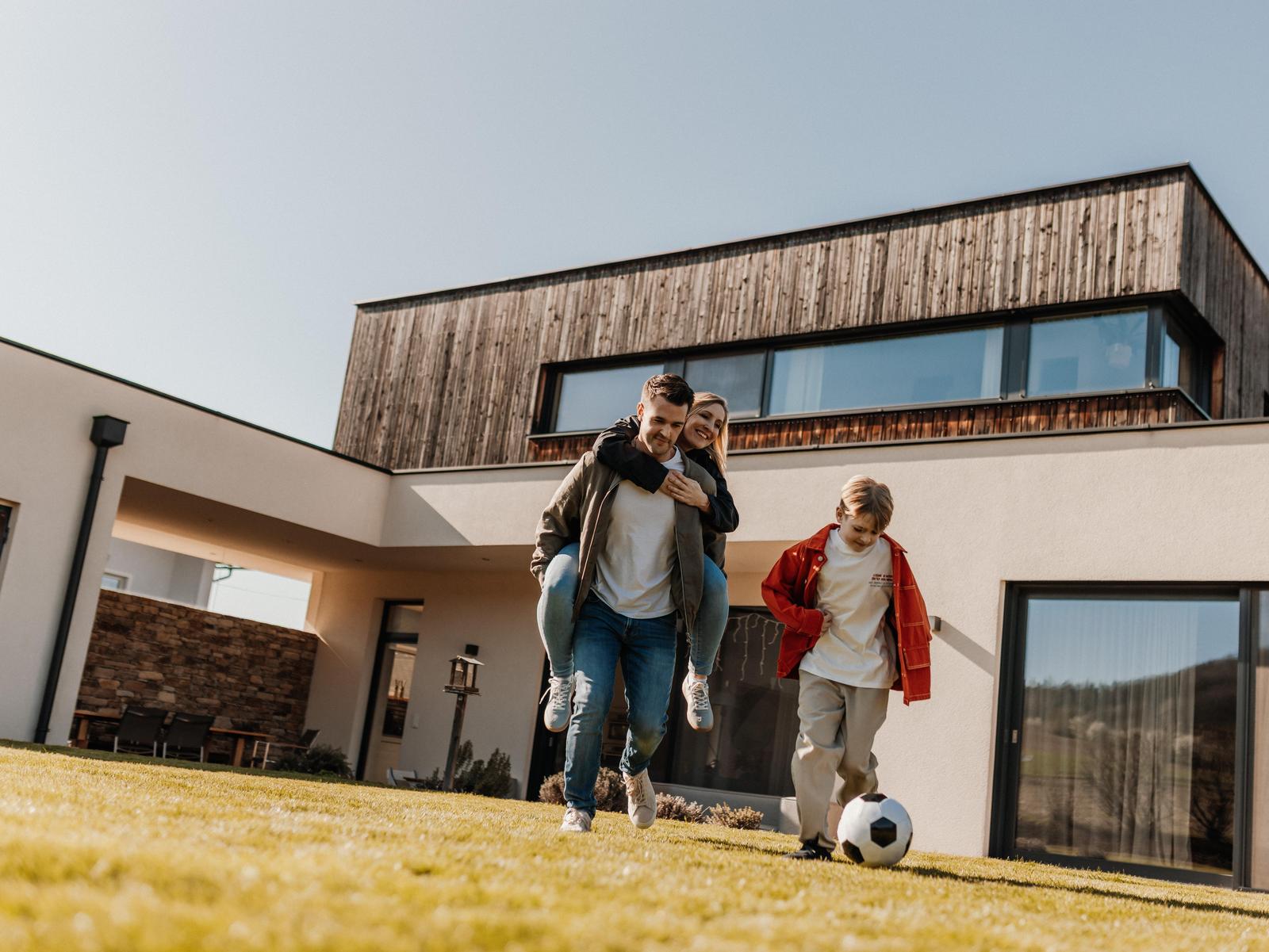 Vater und Sohn spielen Ball