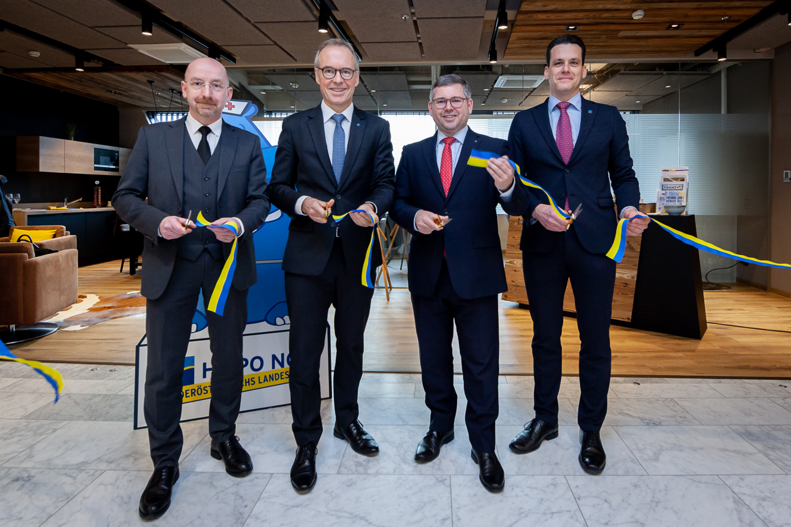 Gruppenfoto Vorstand Wolfgang Viehauser, Landesrat Ludwig Schleritzko mit dein beiden Spitalsmanagern